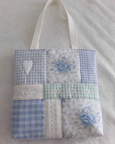 Crafts Using Old Clothes, Quilted Tote Bags Patterns, Patch Tote Bag, Quilt Bags, Quilted Bag Patterns, Patchwork Tote Bags, Bags Patterns, Diy Bag Designs, Diy Bags Patterns