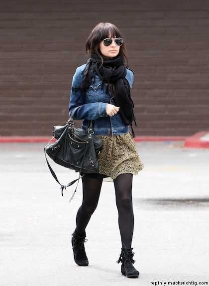 Fall Outfit: Denim Jacket, floral skirt, black tights, scarf, and Minnetonka moccasins. Minnetonka Moccasins Outfit, Minnetonka Outfit, Outfit Jean, Trims Fashion, Minnetonka Moccasins, Dress Sweater, Fall Fashion Trends, Black Tights, Fall Outfit