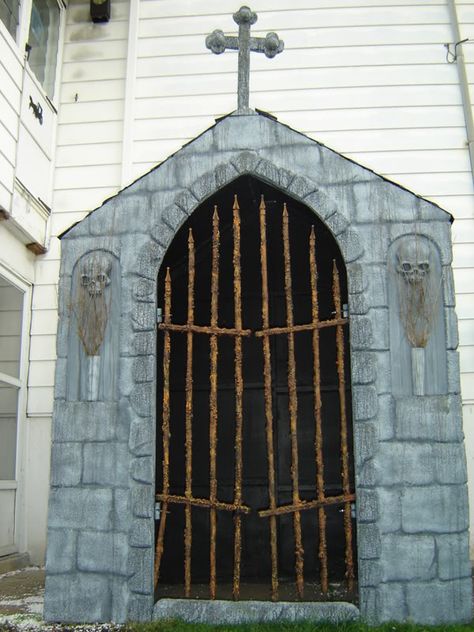 nightrideproductions mausoleum Cheap Diy Halloween Decorations, Halloween Outside, Halloween Props Diy, Casa Halloween, Halloween Graveyard, Halloween Tombstones, Halloween Prop, Yard Decorations, Halloween 2016