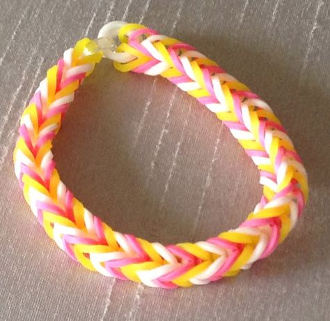 Rainbow Loom Bracelet - Fishtail Design - Pink, Gold, and White - Latex Free RubberBands Loom Bands Color Combos, Rubber Band Bracelet Color Ideas, Rainbow Loom Color Combinations, Loom Bracelets Ideas, Rainbow Loom Ideas, Fishtail Loom Bracelet, Rainbow Loom Fishtail, Loom Bands Designs, Loom Band Patterns