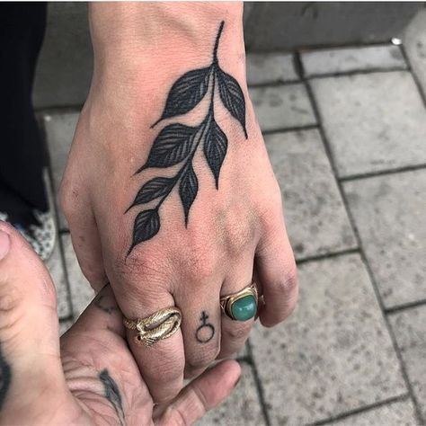 Simple black branch with leaves tattooed on the left hand Nikko Hurtado, Simple Hand Tattoos, Tattoo Hip, Serpent Tattoo, Leaf Tattoo, Henna Tattoo Hand, Tattoo Old School, Plant Tattoo, Diy Tattoo