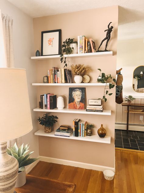 Floating Shelf Styling Tips And Tricks - Dream Green DIY Floating Shelf Styling, Bookshelves Living Room, Bookshelves Decor, Floating Shelves Living Room, Minimalist Shelves, Floating Shelf Decor, Floating Bookshelves, Green Diy, Framed Pictures