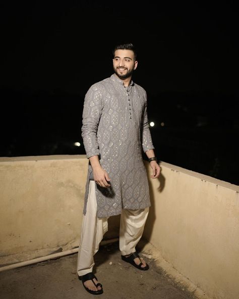 Diwali Kurta For Men Indian, Ranbir Kapoor Kurta Pajama, Dandiya Night Outfits Men, Haldi Look For Men, Kurta For Diwali Men, Diwali Men Outfit, Diwali Kurta For Men, Shaadi Outfits For Men, Kurta Salwar Men