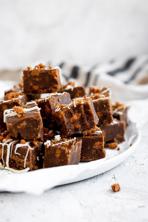 Gingerbread Fudge | A Cookie Named Desire Gingerbread Desserts, Gingerbread Dessert Recipes, Gingerbread Fudge, Gingerbread Dessert, Spiced Cookies, Speculoos Cookies, Oreo Fudge, Salt Water Taffy, White Chocolate Bar