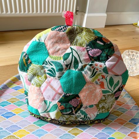 Patchwork Tea Cosy Pattern, Patchwork Tea Cosy, Quilted Tea Cozy, Tea Cosy Sewing Pattern, Diy Tea Cosy, Upcycle Inspiration, Tea Cosy Pattern, Tea Cozy Pattern, Craft Presents