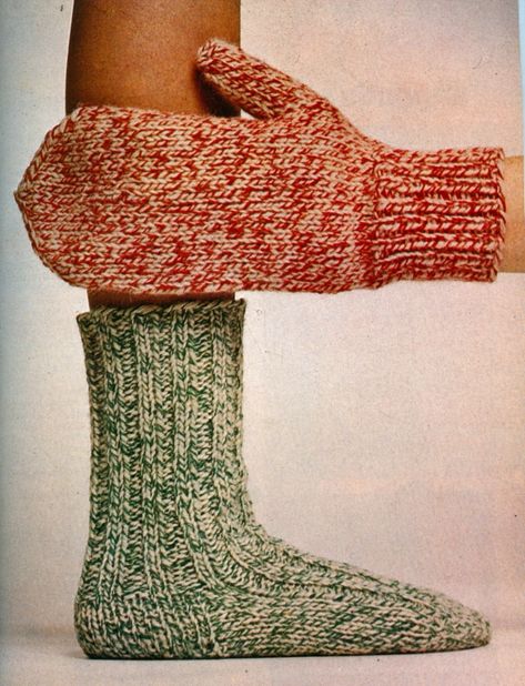 vantar och raggsockor Mitten Gloves, Knee High Sock, Fiber Art, Loom, Free Pattern, Knit Crochet, Knitting Patterns, Wordpress, Weaving