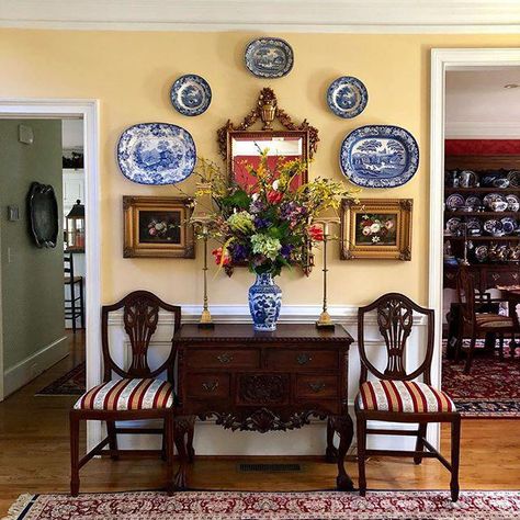 Inspirations: Blue top, tall white vase, and trains grouping. #modernhomedesigns Plates On The Wall, Entryway Decor Ideas, English Decor, Blue White Decor, Plate Wall Decor, Decor Entryway, House Decoration, French Country Decorating, Small Decor