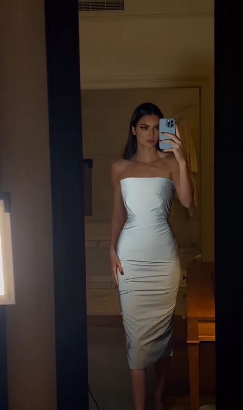 Dress Kendall Jenner, Kendall Jenner, Role Models, Strapless Dress Formal, One Shoulder Formal Dress, Strapless Dress, A Woman, Cocktail Dress, Bodycon Dress