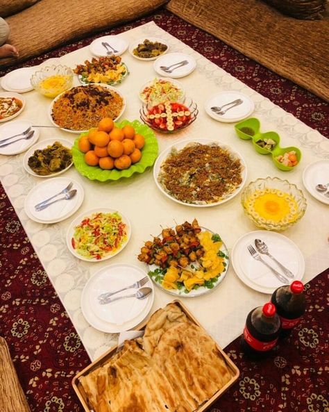 Pakistani Dinner Table, Pakistani Wedding Food, Pakistani Meal Plan, Pakistani Food Table Setting, Cooking Presentation, Pakistani Breakfast Pics, Afghanistan Food, Salad Design, Arab Food