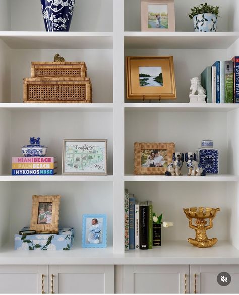 How To Style Built In Shelves, Modern Bookshelf Styling, Decorated Bookshelves, Decorating Built Ins, Colorful Bookshelves, Styling Built In Shelves, Bookshelves Styling, Styled Bookshelves, Green Bookshelves