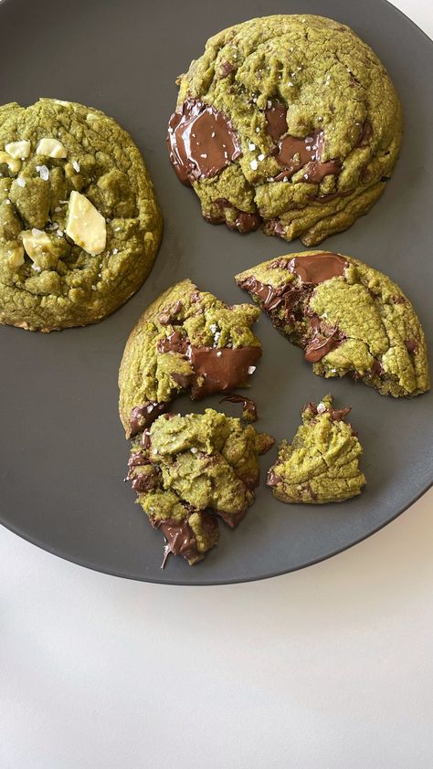 matcha chocolate-chip cookies – audreysaurus Matcha Cookies Recipe, Skin Breaking Out, White Chocolate Recipes, Matcha Cookies, Matcha Chocolate, Matcha Recipe, Tea Cookies, Choco Chips, Sleep Schedule