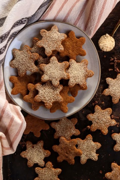 This healthy gingerbread cookie recipe is made from a blend of flour and spices which makes them gluten-free, grain-free, and allergen friendly. They are naturally sweetened with a mix of molasses and coconut sugar and these cookies are dairy free and egg free! And if these cookies couldn’t be perfect enough, they are also AIP, paleo, and vegan. These AIP Ginger Cookies make the perfect healthy gingerbread cookie recipe! Aip Gingerbread, Aip Christmas Recipes, Grain Free Christmas Cookies, Gingerbread Cookie Recipes, Gluten Free Ginger Snaps, Paleo Gingerbread Cookies, Healthy Gingerbread Cookies, Healthy Gingerbread, Healthy Christmas Snacks