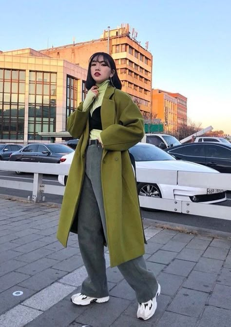 Shared by 𝓔𝓵𝓵𝓲𝓮. Find images and videos about love, fashion and outfit on We Heart It - the app to get lost in what you love. Mode Harajuku, Mode Ulzzang, Stile Hijab, Chinese Fashion Street, Green Coat, Outfits Winter, Moda Vintage, 가을 패션, Korean Street Fashion