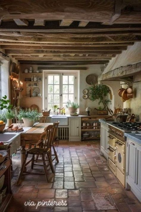 Country Kitchen Inspiration, French Country Kitchen Ideas, English Cottage Kitchens, French Country Kitchen Designs, Country Kitchen Ideas, Old World Kitchens, Farmhouse Kitchen Inspiration, Cottagecore Home, Barn Kitchen