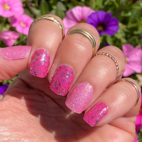 Susan Yowell-Coster on Instagram: “Anything is possible with a little sunshine and pink! ☀️🌸 LA Dreams Wannabe Strawberry Sunrise 📲 Message me if you are interested…” La Dreams Color Street Combo, Mixed Mani Ideas, Strawberry Sunrise, Color Street Pink, Nail Combos, Mani Ideas, Mixed Mani, Vip Group, Street Nails