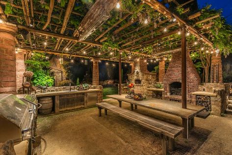 Rustic Patio Furniture, Rustic Outdoor Kitchens, Outdoor Covered Patio, Rustic Patio, Casa Country, Patio Kitchen, Backyard Kitchen, Kitchen Counters, Patio Landscaping