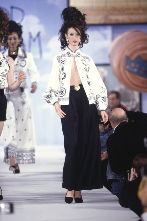 70s Runway Fashion, Todd Oldham, Eva Herzigova, Runway Gowns, 90s Runway Fashion, Fashion Layout, B Fashion, Chanel Haute Couture, Iconic Dresses