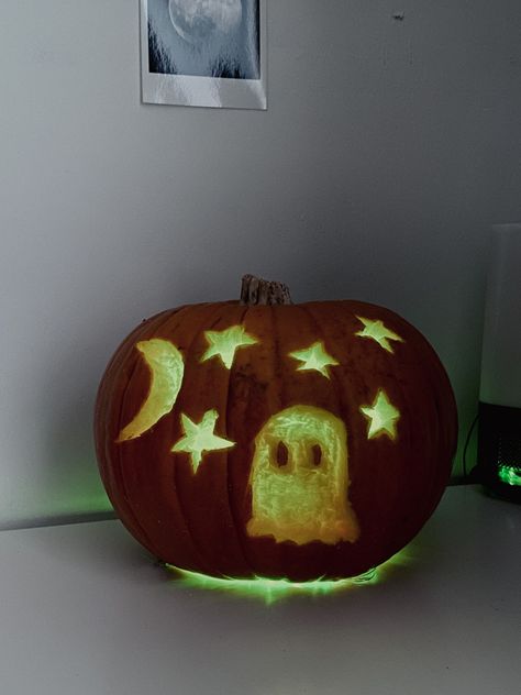 Indie Pumpkin Carving, Phoebe Bridgers Pumpkin Carving, Easy Cute Pumpkin Carving, Pumpkin Cravings Ideas, Pumpkin Carving Ideas Ghost, Cute Ghost Pumpkin Carving, Kawaii Pumpkin Carving, Cute Pumpkin Carvings, Easy Cute Pumpkin Carving Ideas