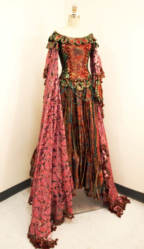 https://flic.kr/p/cT2q9N | Donated by Spoleto Festival USA Gaun Abad Pertengahan, Fashion Fantasy, Fantasy Dresses, Medieval Costume, K Fashion, Medieval Dress, Medieval Clothing, Retro Mode, Medieval Fashion