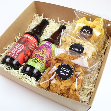 Box para celebrar. Cervezas y snacks. Giftbox. Regalos para hombre. Ideas Dia Del Padre Para Vender, Snack Box Gift, Friendship Gifts Diy, Popcorn Recipes Easy, Sweets Bar, Homemade Gift Baskets, Liquor Gifts, Beer Box, Corporate Gift Baskets