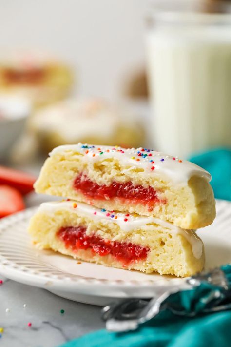 Filled with homemade strawberry jam and topped with sprinkle-flecked icing, these strawberry pop tart cookies taste even better than the real thing! This is a great gourmet cookie recipeRecipe includes a how-to video! Pop Tart Cookies, Tart Cookies, Strawberry Pop, Cookie Recipes Decorating, Strawberry Pop Tart, Homemade Strawberry Jam, Sugar Cookie Icing, Pop Tart, Gourmet Cookies