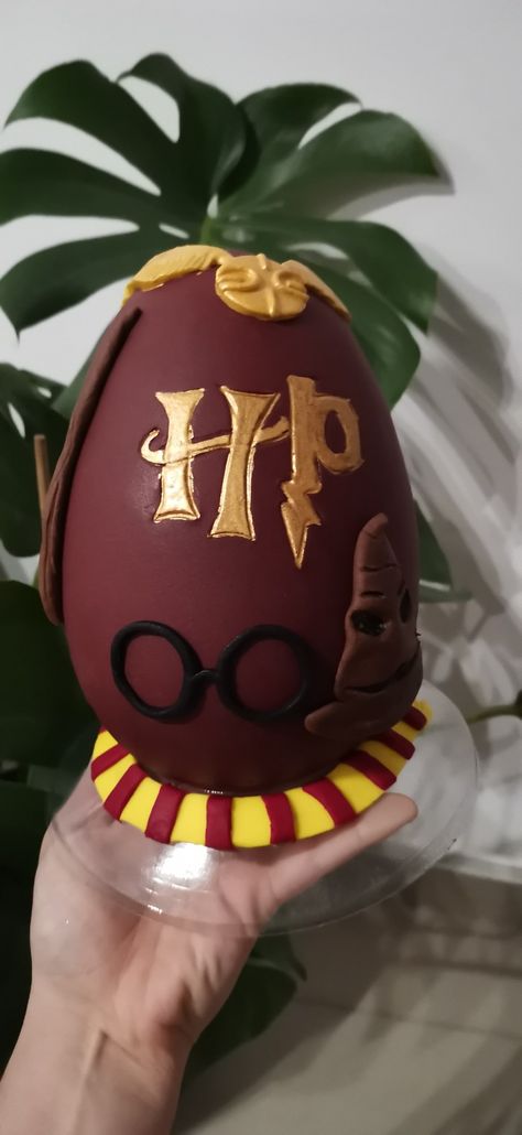 Chocolate easter egg Harry Potter theme Harry Potter Easter Eggs, Eggs Design, Egg Ideas, Egg Design, Easter Egg Basket, Easter Egg Designs, Easter Eggs Chocolate, Harry Potter Theme, Decor Luxury