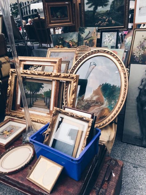 1800s Streets, Brussels Aesthetic, Flea Market Aesthetic, Tips For Your First Time, Flea Market Booth, French Flea Market, Paris Markets, Vintage Flea Market, Vintage Stores