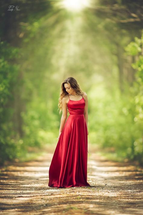 Gown Photoshoot Poses Outdoor, Female Outdoor Poses, Photoshoot Gown Ideas, Poses With A Long Dress, Women Birthday Photoshoot Ideas Outdoors, Poses In Gowns, Poses On Dress, Female Prom Poses, Prom Portraits Photo Shoots