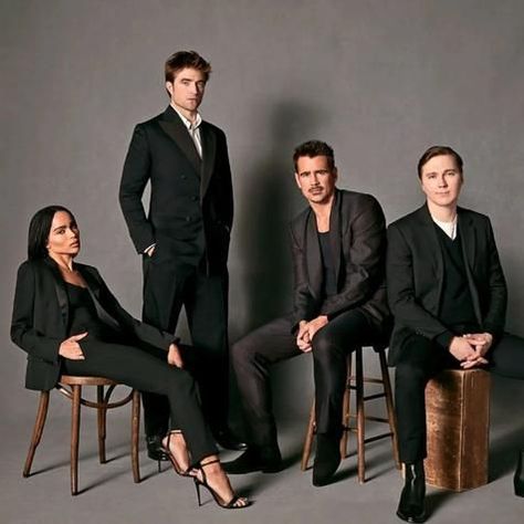 Batman Cast, The Batman 2022, Robert Pattinson Movies, Group Picture Poses, Batman 2022, Zoë Kravitz, Headshot Poses, Paul Dano, Corporate Portrait