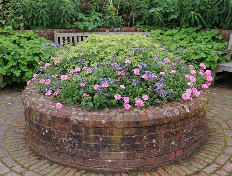 Round Brick Planter Ideas, Brick Raised Flower Beds, Raised Brick Garden Beds, Round Herb Garden, Round Raised Beds, Circle Garden Design Flower Beds, Circular Brick Patio, Circular Cottage Garden, Round Brick Garden Bed