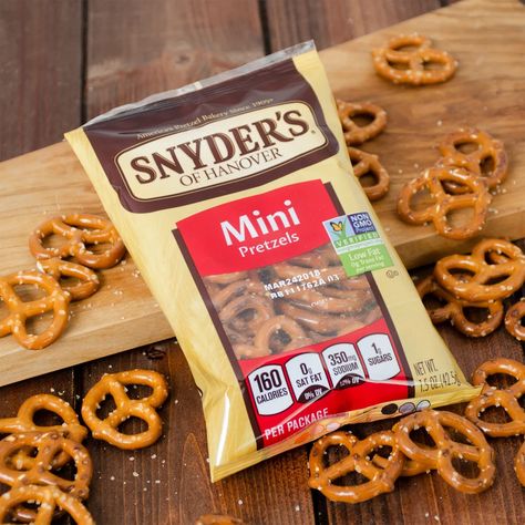 Snyder's of Hanover 1.5 oz. Mini Pretzels - 60/Case - The Restaurant Store Fat Free Snacks, Pretzel Bags, Concession Stands, Cafeteria Food, Bite Size Snacks, Snack Pack, Mini Pretzels, Store Snacks, Make Hummus