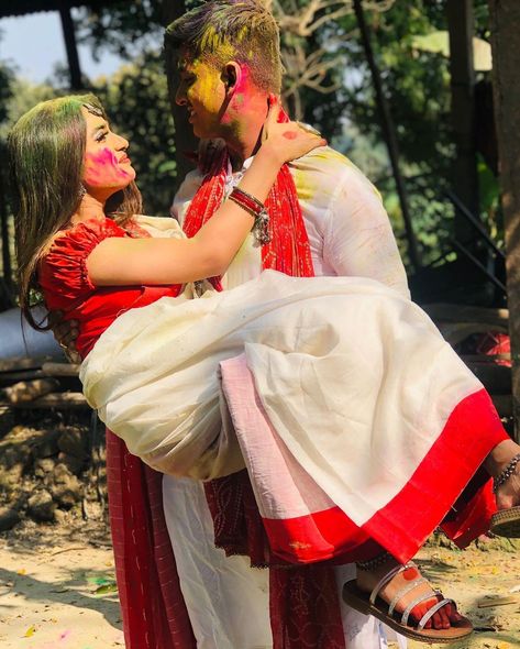 Holi Aesthetic Couple, Holi Couple Photoshoot, Holi Couple, Holi Photography, Holi Pics, Holi Background, Holi Pictures, Pre Shoot, Aesthetic Photography People