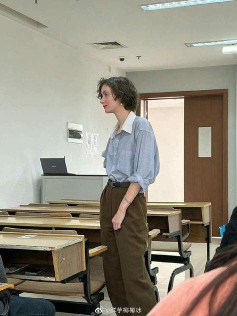 A professor in psychology in Hangzhou Uni is going viral because prof looks like she stepped out of every 80s-90s aesthetic Pinterest page English Professor Outfit, Journalist Clothes, Butch Outfits, English Teacher Outfit, 80s Aesthetic Outfits, Professor Style, Professor Aesthetic, Eighties Style, Teacher Aesthetic