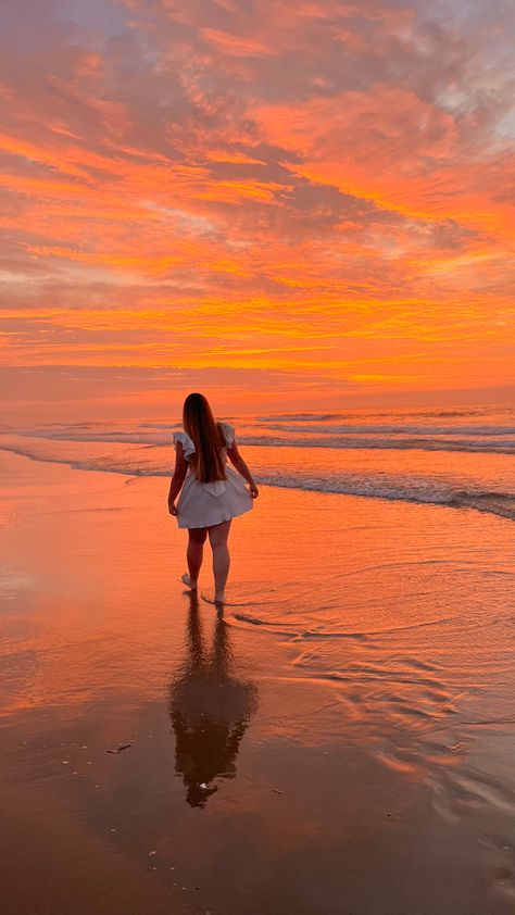 One Person Picture Ideas, Sunset Photoshoot Ideas On The Beach, Beach Sunrise Photoshoot Ideas, Sunrise Poses Photo Ideas, Sunrise Photoshoot Ideas, Sunrise Pictures Poses, Sunrise Poses, Sunrise Beach Pictures, Sunrise Beach Photoshoot