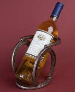 Horseshoe Projects, Welding Tips, Horseshoe Decor, Horseshoe Crafts, Welding Art Projects, Horseshoe Art, Wine Bottle Holder, Metal Welding, Wine Holder