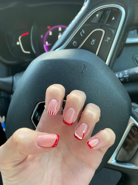 Square Santa Hat Nails, Candy Cane And Santa Hat Nails, Xmas Gel Nails Short, Holiday Nails Short Square, Gel Manicure Short Nails Natural, Biab Nail Ideas, Candy Cane French Tip Nails, Christmas Nails Santa Hat, Preppy Christmas Nails