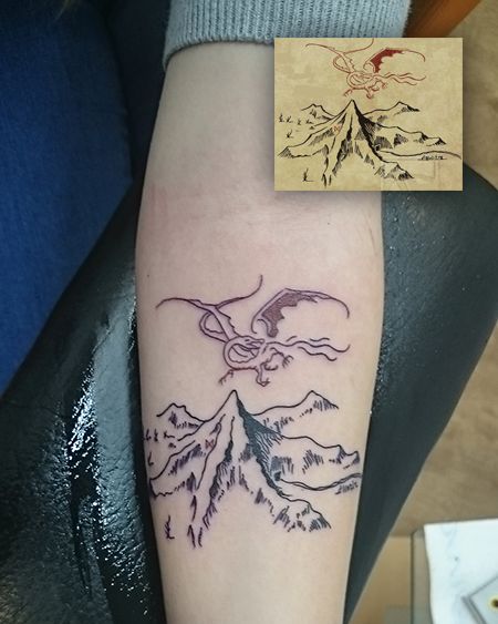 ride the sky. Smaug Tattoo, Hobbit Tattoo, Tolkien Tattoo, Lotr Tattoo, Rings Tattoo, Lord Of The Rings Tattoo, Tattoo Trend, Misty Mountains, Ring Tattoos