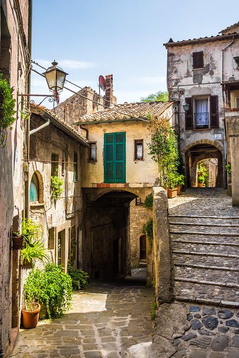 House With Sunlight, Narrow Streets Italy, European Street Photography, Mexican Buildings Architecture, Small Italian Town, Urban Sketching Reference Photos, Italian Buildings, Mediterranean Town, Town Landscape