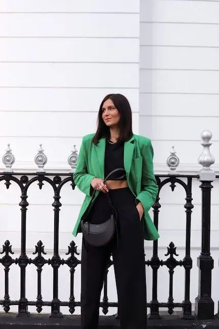 Come indossare il verde brillante: idee di look – Con cosa lo metto? Styling A Green Blazer, Green Blazer Outfits For Women Winter, How To Style Green Blazer Women, Blazer Outfits Colorful, Blazer Outfits Green, Styling Green Blazer, Green Blazer Outfit Casual, Coloured Blazer Outfit, Color Blazer Outfits For Women