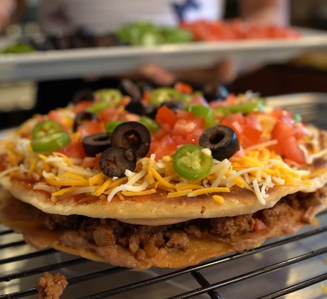 Woman shares recipe for Mexican Pizza better than Taco Bell’s Taco Bell Pizza, Mexican Pizza Recipe, Taco Bell Mexican Pizza, Sauteed Tomatoes, Meat Casserole, Poppers Recipe, Mexican Pizza, Mexican Dish, Dinner Is Served