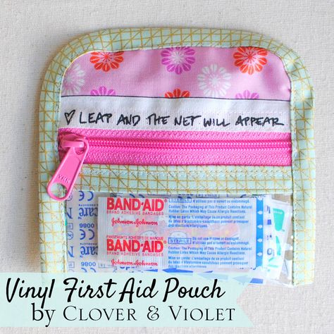 Clover & Violet — Last-Minute Gift Tutorial: Vinyl First Aid Pouch First Aid Pouch, Sewing Projects Free, Pouch Tutorial, Sewing Tutorials Free, Pouch Pattern, Wallet Pattern, Zippered Pouch, Aid Kit, Diy Couture