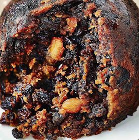 easy plum pudding recipe picture Homemade Pastry Recipes, Easy Plum Pudding, English Christmas Pudding, Plum Pudding Recipe, Quick Puddings, Molecular Gastronomy Recipes, Easy Pudding Recipes, Christmas Pudding Recipes, Xmas Pudding