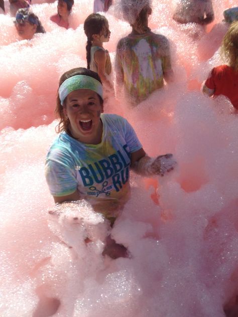 Bubble run ... Running through bogs of bubbles that range from 3 to 7 feet .. Everybody loves bubbles!!!!! Fun Run Outfit, Bubble Run, Foam Party, Running Events, Obstacle Course, Fun Run, Pizza Hut, Natural High, Beautiful Body