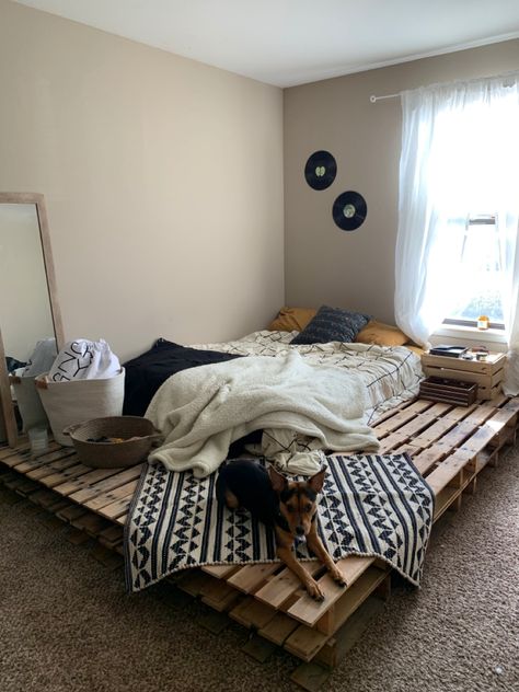 Room Inspo Mattress On Floor, King Size Wood Pallet Bed Frame, Low Bed Ideas Cozy Bedroom Bohemian, Pallette Bed Frame, Wood Palette Bed Platform, Cheap Bed Ideas, Palette Bed Aesthetic, Bed Frame Wood Pallets, Pallet Bed Aesthetic