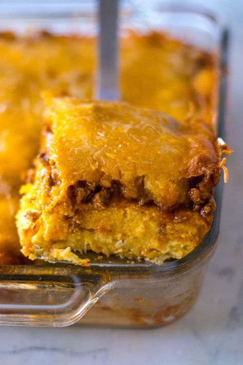 Im always looking for a filling and delicious recipe for dinner or to feed my large family. This dish takes it to a whole new level with flavor, so it is a must-have. This Tamale Casserole is a moist layer of cornbread topped with seasoned ground beef with enchilada sauce. Tamale Pie With Jiffy Cornbread, Beef Tamale Casserole, Beef Enchilada Sauce, Beef Tamale Pie, Cornbread Crust, Mexican Sausage, Enchilada Pie, Mexican Cornbread Casserole, Tamale Casserole