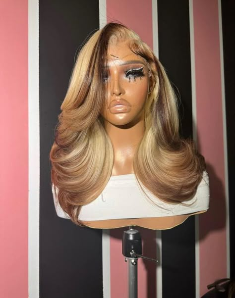 #follow #hairgoals #hair #hairstyles #wigs #beautyblog #blogging #blogger #blog Custom Wig Colors, Classy Wig Hairstyles, Side Part Wig Hairstyles, Blonde Wig With Highlights, Blonde Wig Hairstyles, Color Wigs For Black Women, Wig Customization, Customized Wigs, Blonde Lace Wig