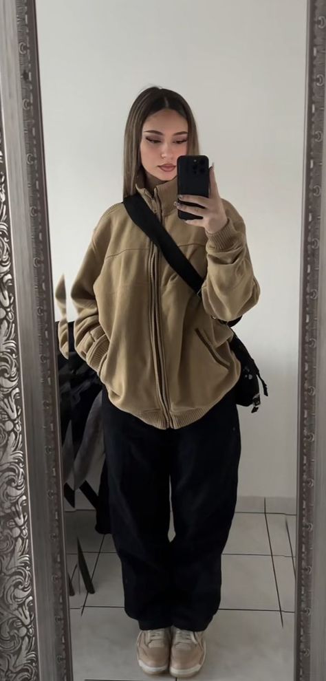 Streetwear Outfit Fall, Vingate Outfits, Streetwear Pants Women, Opuim Girl Fits, Midzise Fashion, Winter Outfits Tomboy, Baggy Summer Fits, Outfit With Backpack, Outfits For The Cold