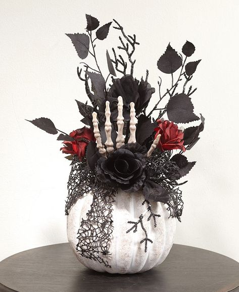 Hand Sculptures, Rosé Halloween, Table Halloween, Creepy Halloween Decorations, Halloween Centerpiece, Adornos Halloween, Halloween Crafts Decorations, Lakeside Collection, Fall Halloween Crafts