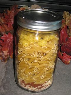 The Fusspot: Gift -in-a-jar Goulash Mix Pasta In A Jar Gift, Bulk Mixes, Gift Mixes, Parsley Pasta, Jar Food Gifts, Mason Jar Gifts Recipes, Mason Jar Soup, Canning Soup Recipes, Mason Jar Mixes