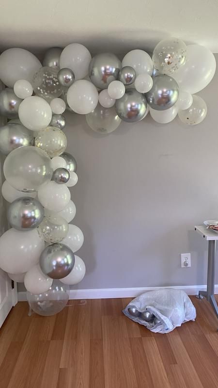 Silver White Birthday Theme, 21st Silver Theme, Balloon Garland Birthday Decoration, Silver White Balloon Decor, Birthday White Decorations, Cool Balloon Decorations, White And Silver Bday Decor, Silver And White Birthday Theme, White Christmas Decor Party